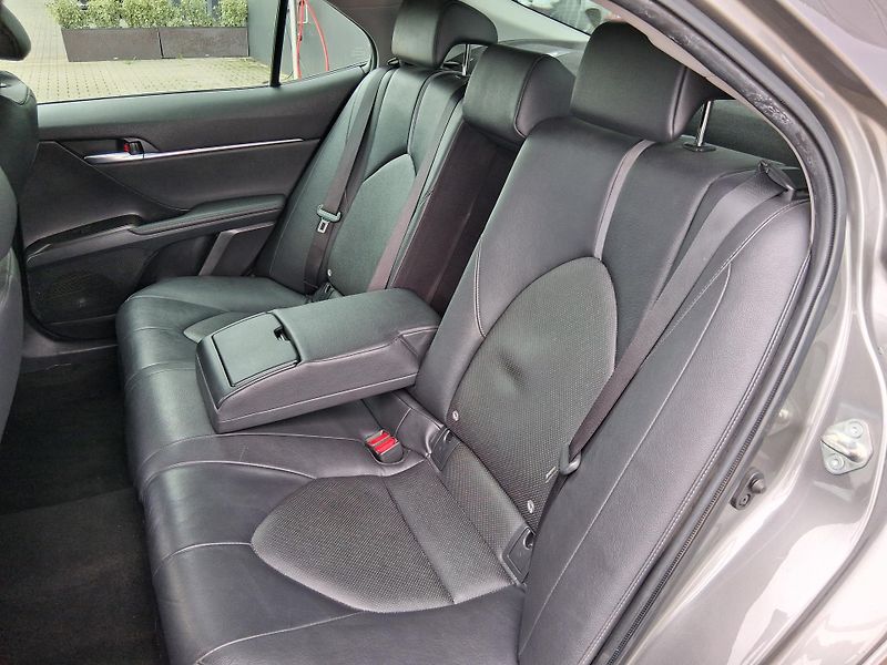 Toyota Camry EXECUTIVE 2.5 Hyb. 160 kW - fotka 5 z 31