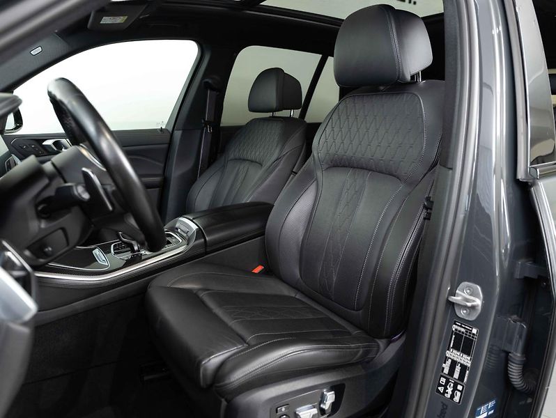 BMW X5 M50i - fotka 18 z 24