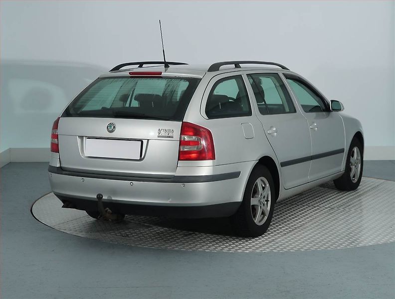 Škoda Octavia (2007) Ambiente 2.0 TDI, Automat - fotka 5 z 14