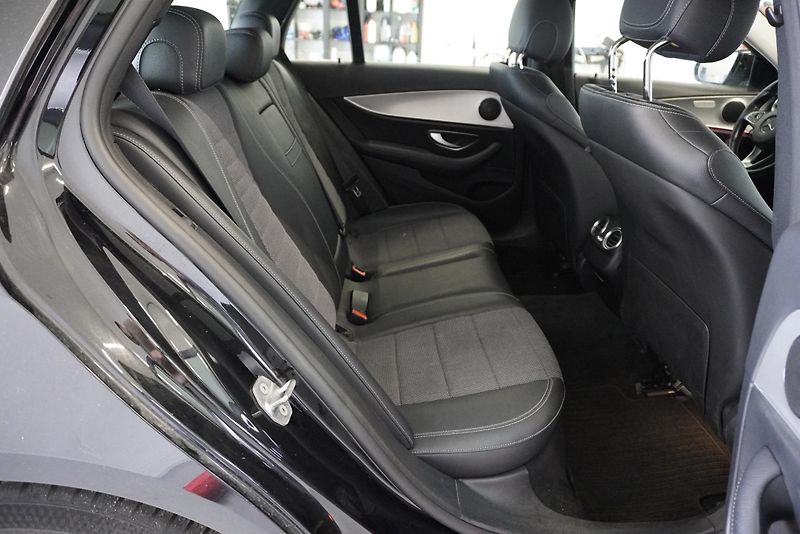 Mercedes-Benz Třídy E 3,0D V6 AUTOMAT - fotka 24 z 27