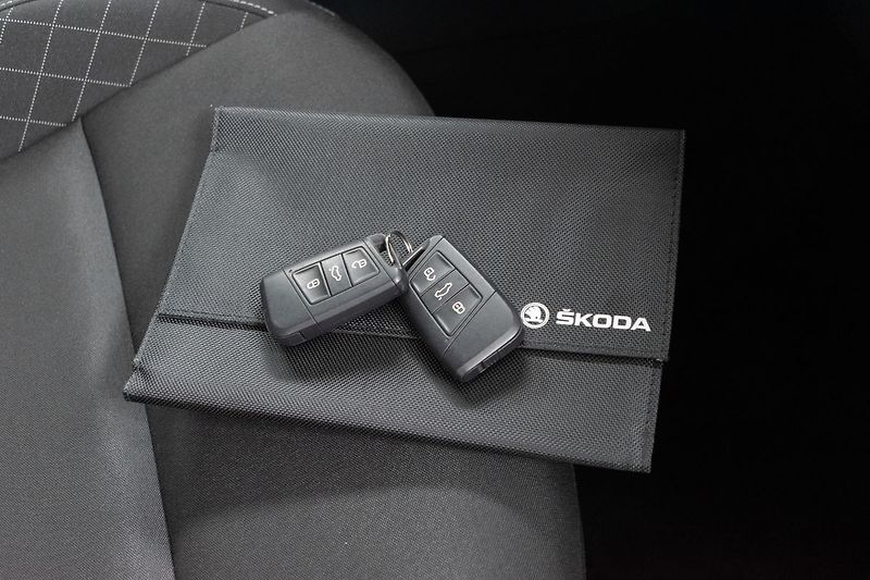 Škoda Karoq 2.0TDI*MANUÁL*ACC*KAMERA*EL.KU - fotka 35 z 44