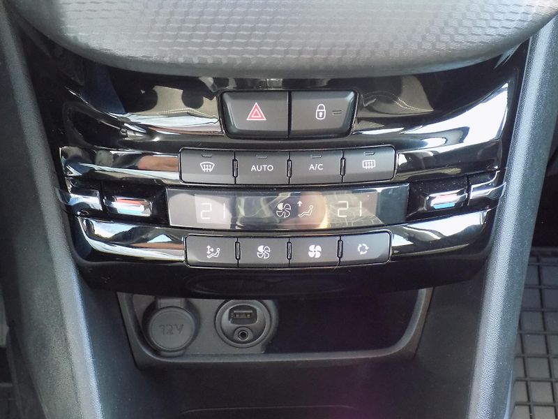 Peugeot 2008 1,2I 60 KW ACTIVE, TAŽNÉ, ČR - fotka 31 z 41