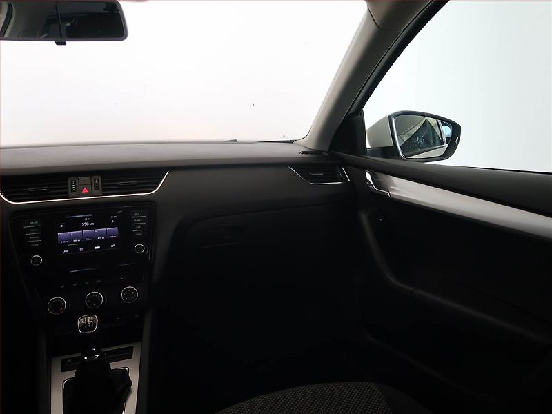 Škoda Octavia (2015) 2.0 TDI, Navi, Tempomat - fotka 8 z 13