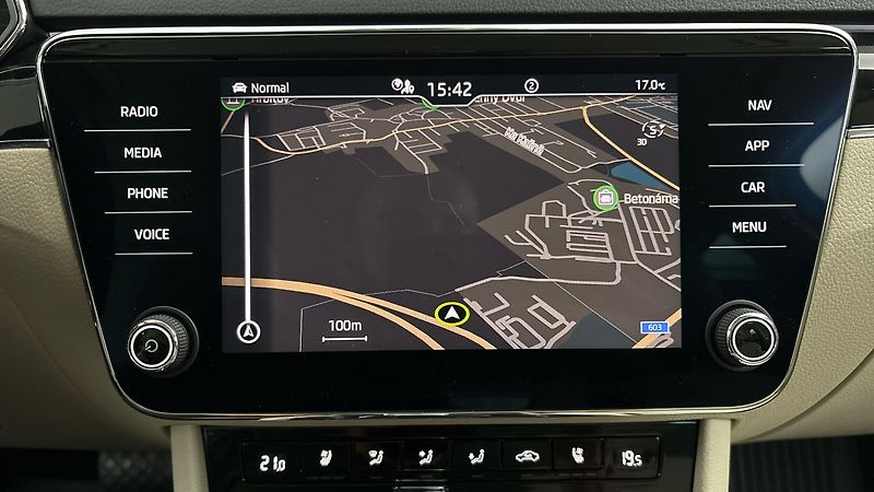 Škoda Superb 2.0 TDI DSG L&K Combi - fotka 33 z 35