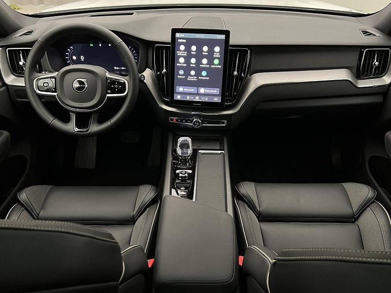 Volvo XC60 B5 AWD BLACK EDITION PLUS AUT  - fotka 2 z 45