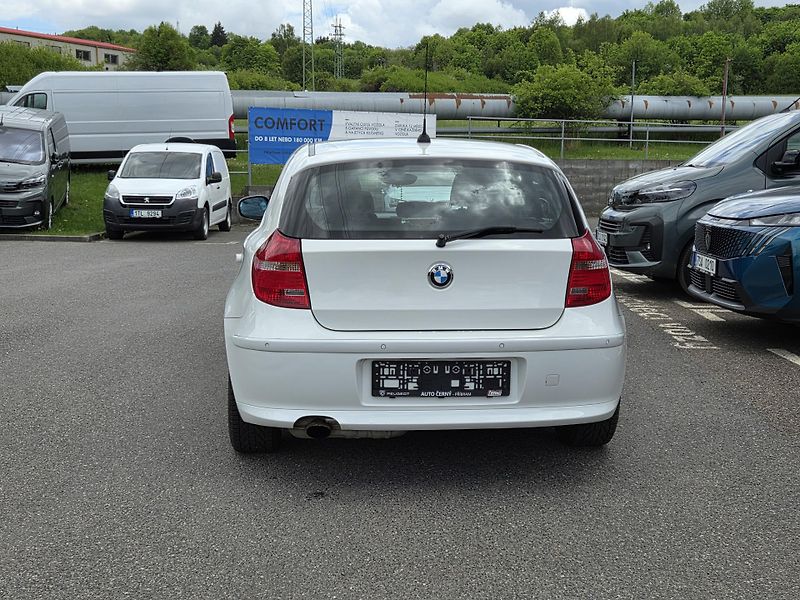 BMW Řada 1 (2011) 316 2.0i 122 VADA MOTORU - fotka 4 z 24