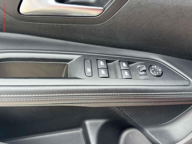 Peugeot 5008 (2020) 1.5 HDi, 2.maj,ČR, Allure - fotka 13 z 24