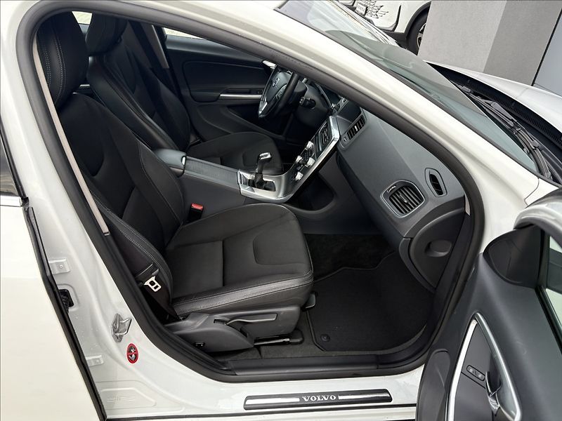 Volvo V60 2,0 D2 ZÁRUKA MOMENTUM CZ - fotka 16 z 28
