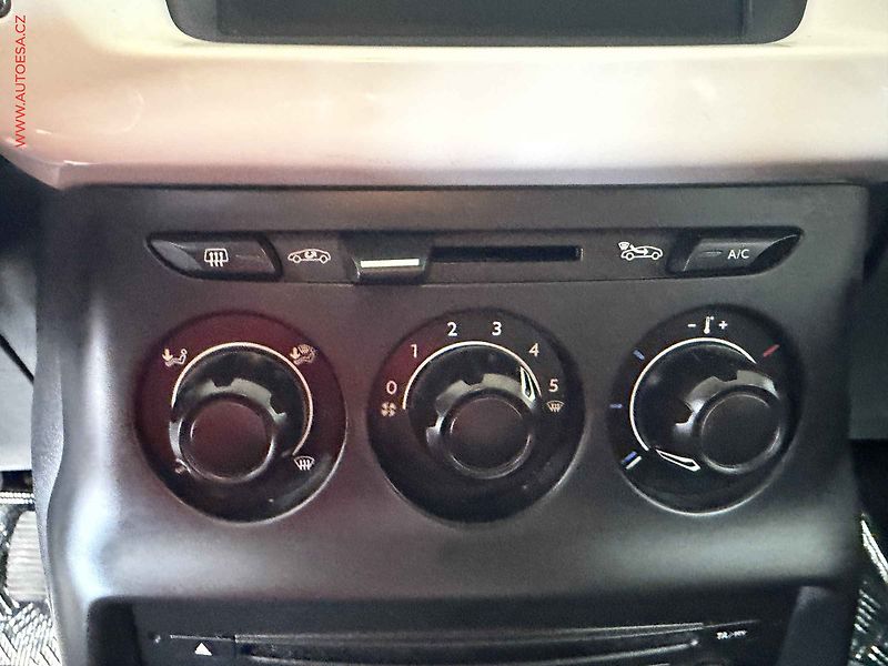 Citroën C3 (2012) 1.2i, ČR, AC - fotka 14 z 15