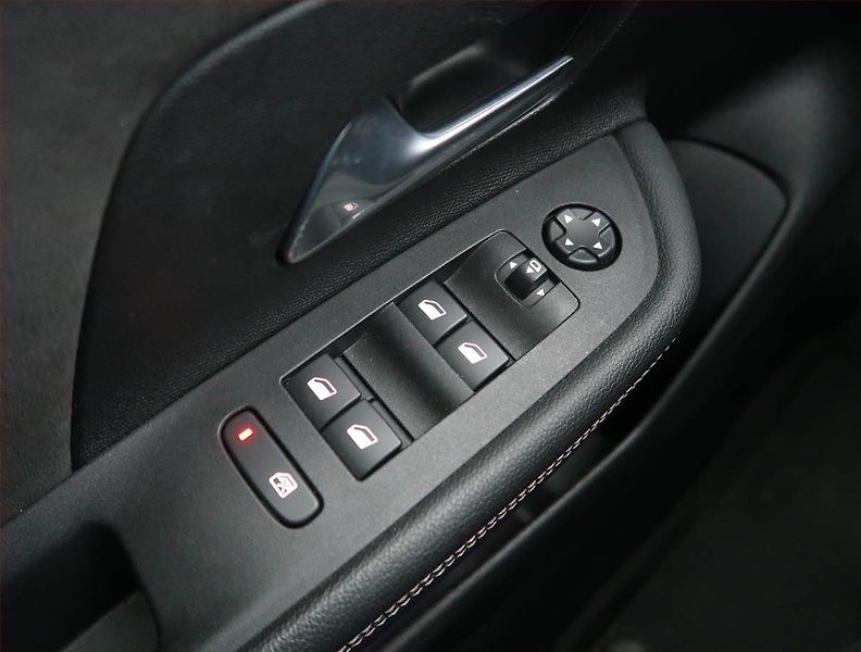 Opel Mokka (2022) Ultimate 1.2 Turbo - fotka 16 z 21