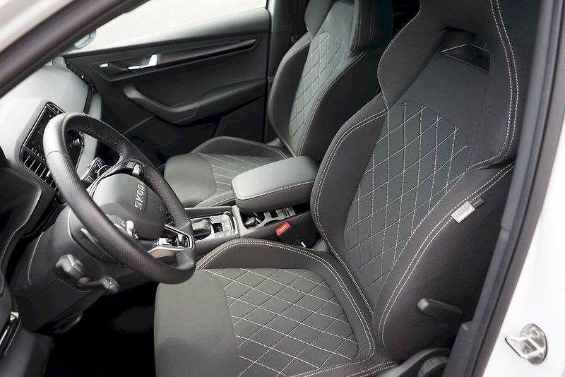 Škoda Karoq (2025) TSI 110 kW DSG Sportline - taž - fotka 9 z 33