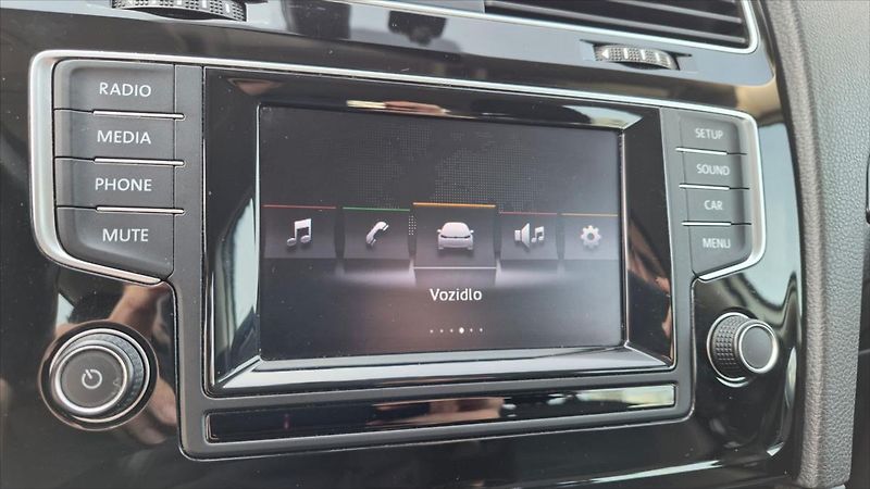Volkswagen Golf 1,6 TDI DSG COMFORTLINE ČR - fotka 12 z 23