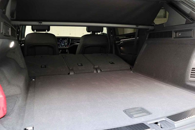 Volkswagen Touareg 3.0 TDI ve výbavě R-line.