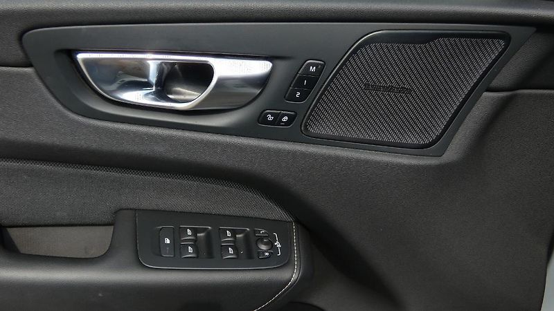 Volvo XC60 B4 AWD R Design - fotka 9 z 24