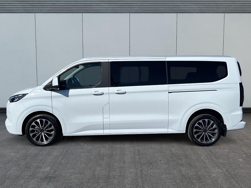 Ford Tourneo Custom (2025) L2 TITANIUM 2.5PHEV 171kW eCVT - fotka 2 z 27