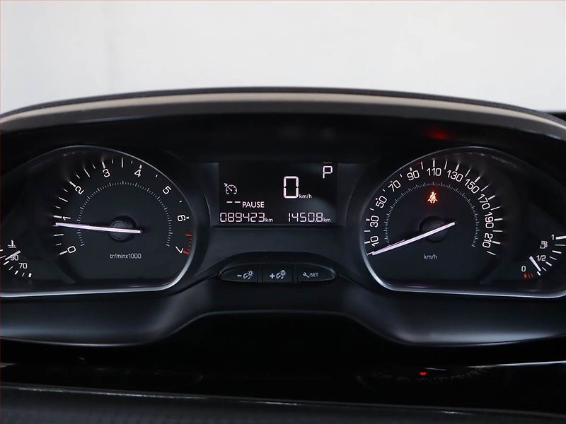 Peugeot 2008 (2017) 1.2 PureTech, Automat, Navi - fotka 8 z 14