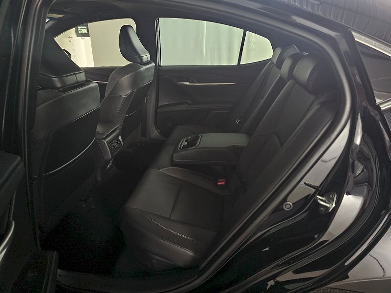 Toyota Camry (2025) 2.5HEV 230k PRESTIGE - fotka 7 z 27