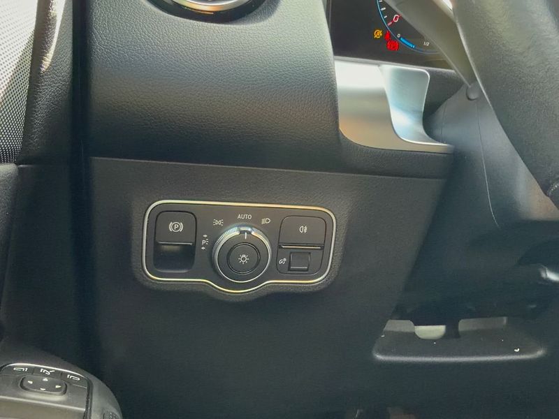 Mercedes-Benz GLB 200 d 4MATIC - fotka 21 z 35