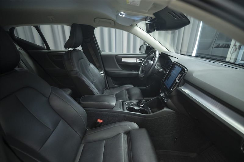 Volvo XC40 2,0 T5 AWD NAVI KAMERA TAŽNÉ - fotka 8 z 47