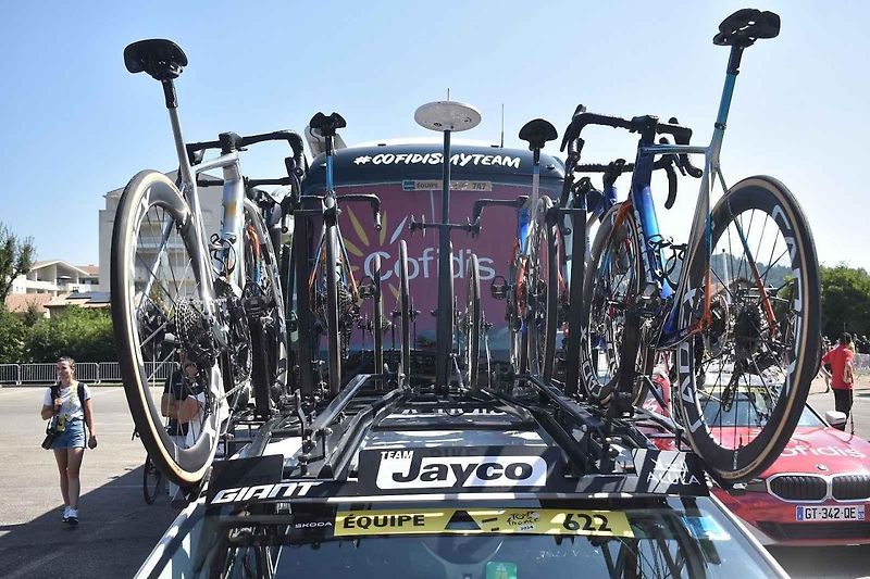 I v letošní Tour de France hrají kromě závodníků velkou roli auta značky Škoda.