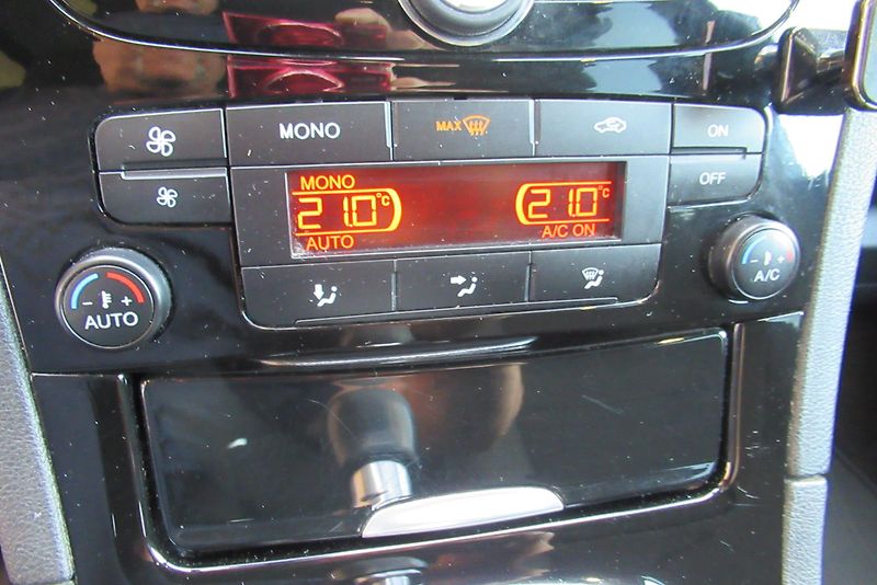 Ford S-MAX 2.0 TDCi AUT. KLIMA TAŽNÉ - fotka 14 z 23