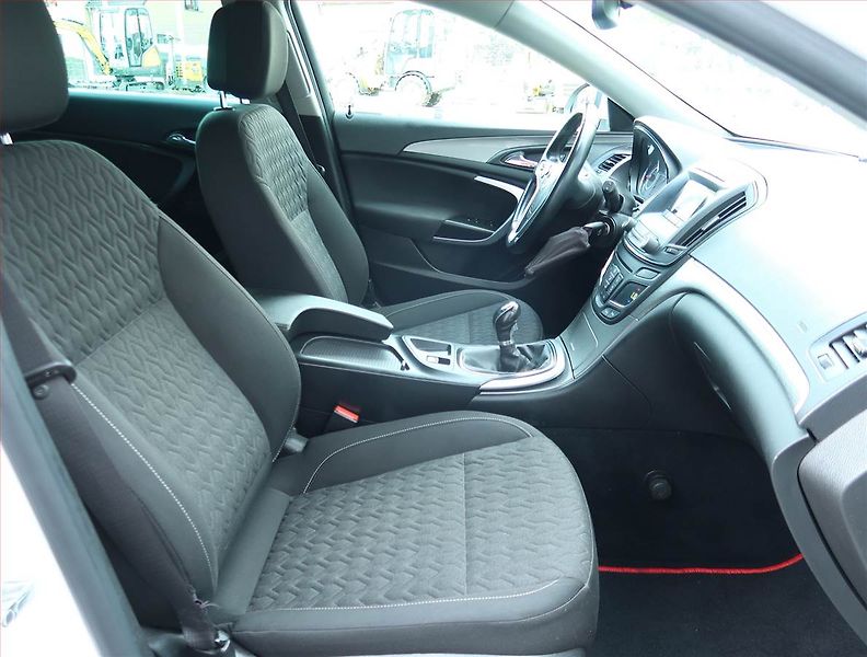 Opel Insignia (2015) 2.0 CDTI, nová STK, rezervace - fotka 9 z 19