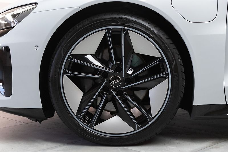 Audi e-tron 93kWh QUATTRO*B&O*AIR*ACC*DPH* - fotka 44 z 50