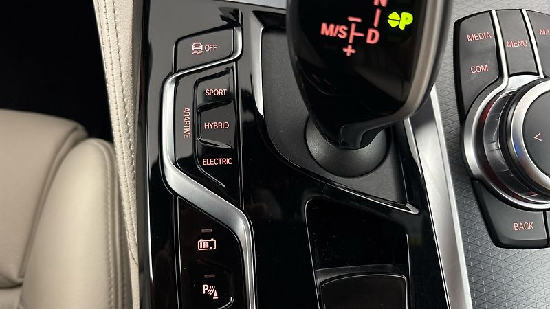 BMW Řada 5 530e AUT xDrive M-paket Tourin - fotka 28 z 30