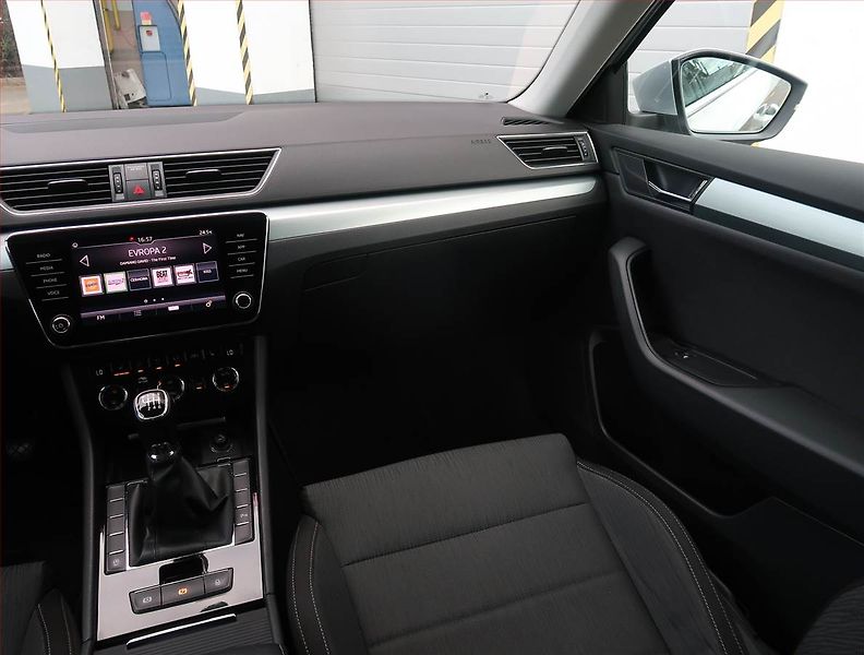 Škoda Superb (2018) 1.6 TDI, Navi, Tempomat - fotka 8 z 19