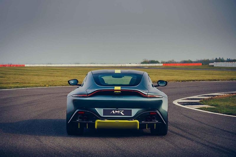 Aston Martin Vantage AMR má standardně manuální převodovku a karbonové brzdy