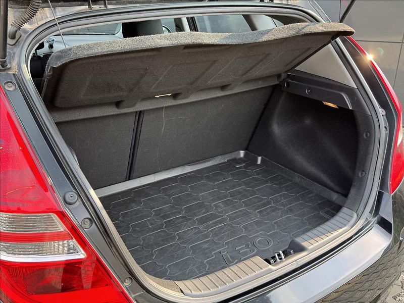 Hyundai i30 1,4 i Trikolor Plus ČR - fotka 13 z 26