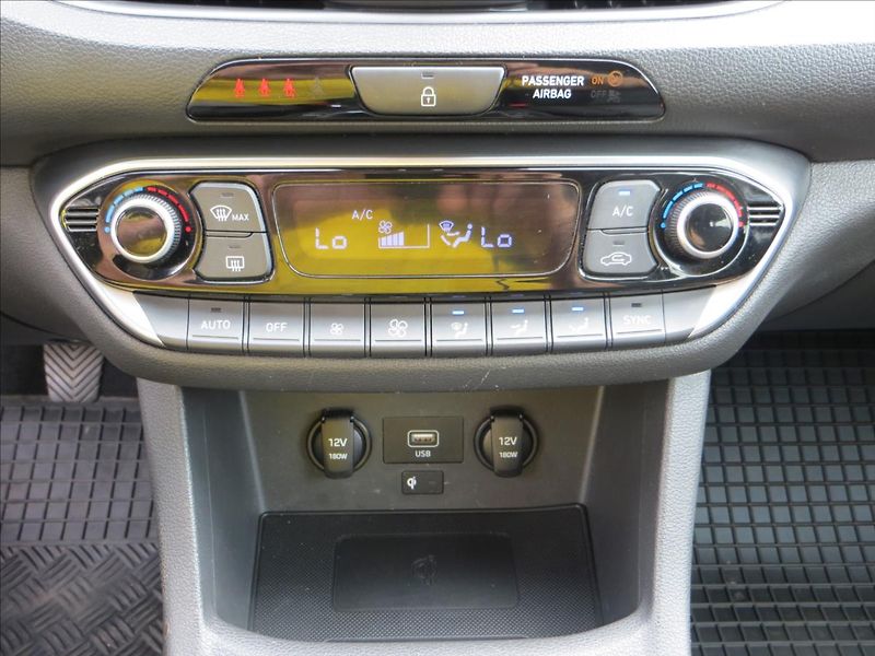 Hyundai i30 1,5 T-GDI mHEV Smart 117 kW - fotka 17 z 26