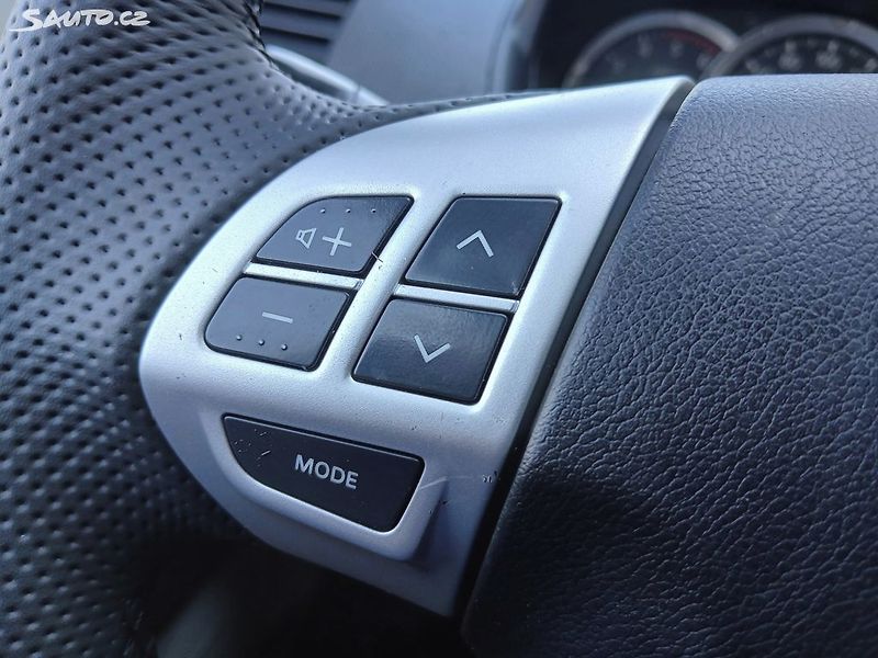 Mitsubishi L200 2,5 DI-D 131kW 4WD - fotka 22 z 28