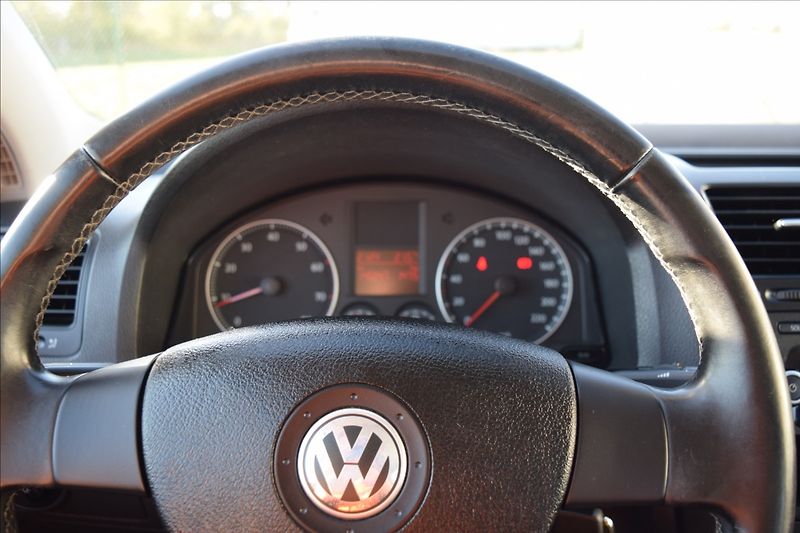 Volkswagen Golf 1,4 i 59KW NOVÁ STK ALU - fotka 25 z 35