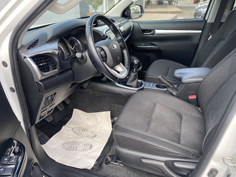 Toyota Hilux 2.4D, ČR, Active, tažné, 4x4 - fotka 11 z 32