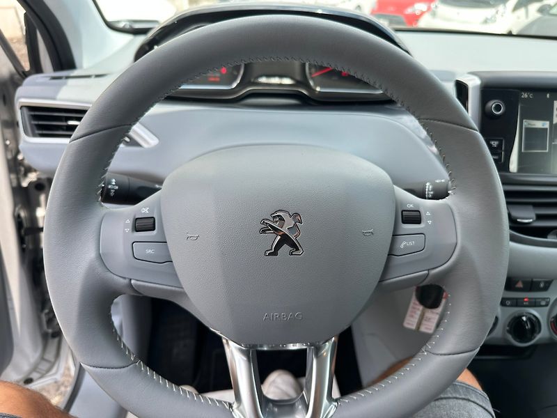 Peugeot 208 (2014) 1.2i 60kw - fotka 19 z 23