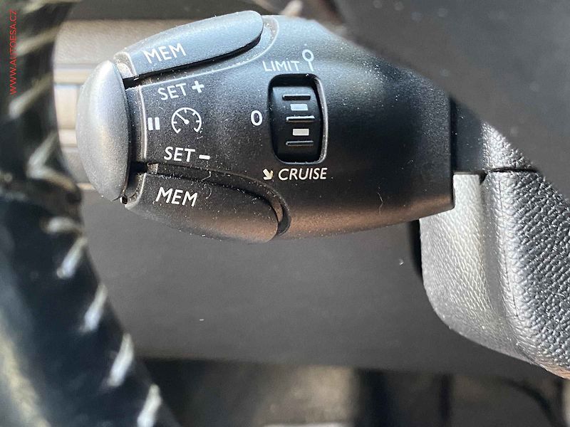 Peugeot 308 (2018) 1.6 HDi, AT, navi, AC - fotka 13 z 17