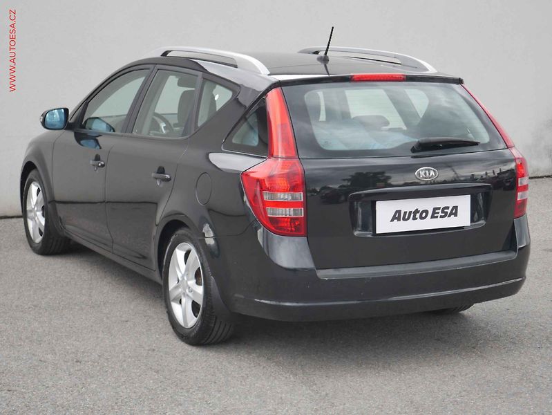Kia Ceed (2010) 1.4 16V, ČR, Klima - fotka 6 z 13