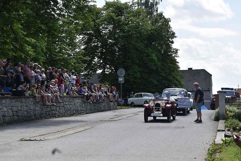 Tradiční závod S kopce do kopce si nenechalo letos ujít na sedm desítek posádek historických automobilů a motocyklů.