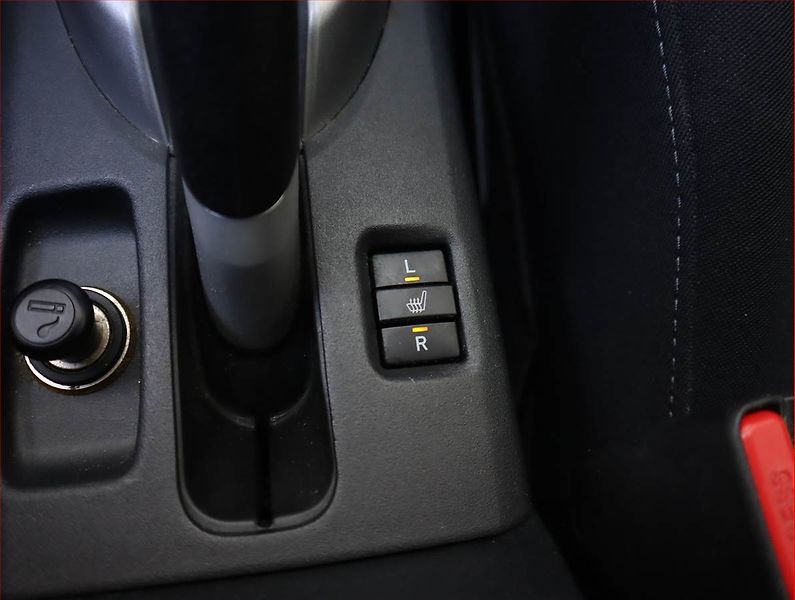 Toyota Auris (2012) 1.4 D-4D, Navi, Vyhř. sedaček - fotka 17 z 17