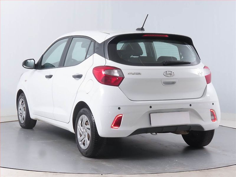 Hyundai i10 (2021) 1.0, Tempomat, Park. senzory - fotka 4 z 13
