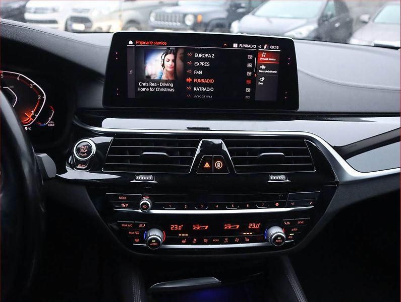 BMW Řada 5 (2019) Luxury Line 530d xDrive - fotka 12 z 24