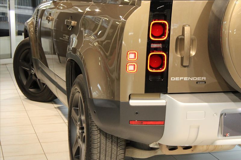 Land Rover Defender 110 D300 SE ACC/NezTop/360°/Ta - fotka 29 z 32