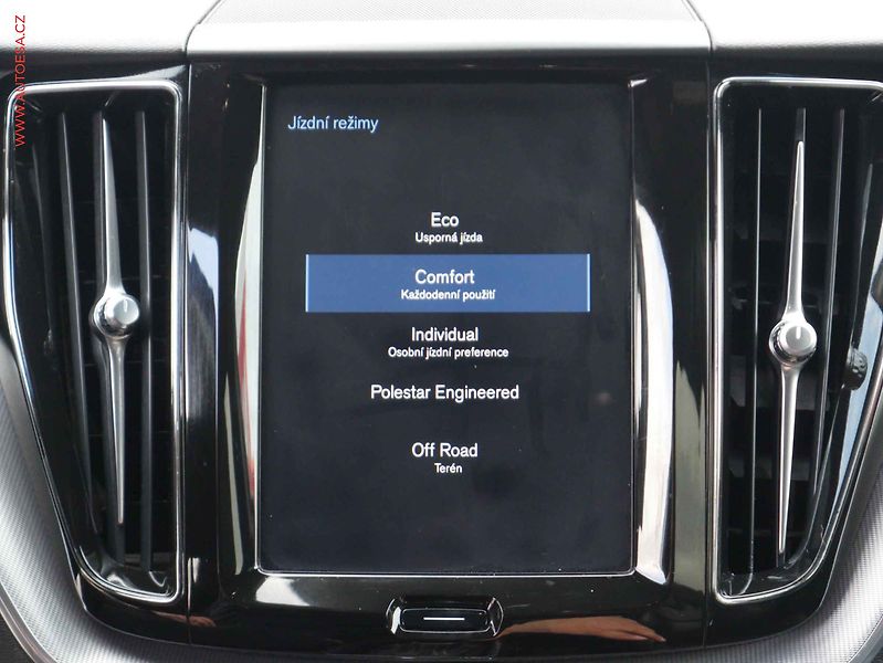 Volvo XC60 (2018) 2.0 T6 4x4, AT, navi, LED - fotka 14 z 19