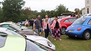 Z 33. Mezinárodního srazu Beetle a New Beetle na téma Naruby u zámku Kačina ve Svatém Mikuláši.