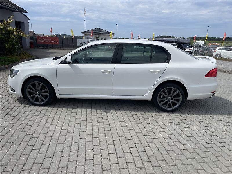 Škoda Superb 2,0 TDi 103kw Elegance Facelif - fotka 30 z 36