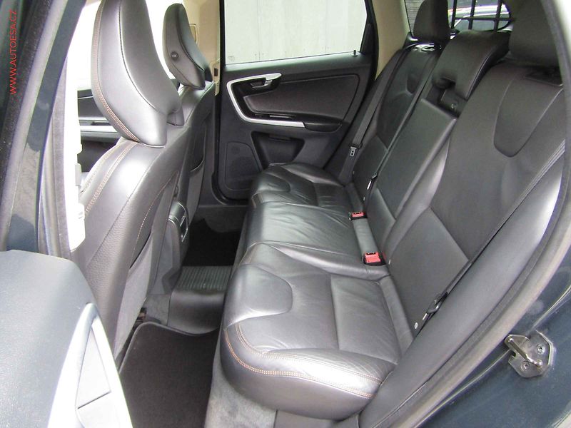 Volvo XC60 (2011) 2.0 D3, 1.maj, Panorama - fotka 10 z 24