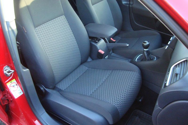 Volkswagen Golf (2011) VI.1.6TDi,ČR,S.kn1.MajSTK 8/27 - fotka 45 z 67