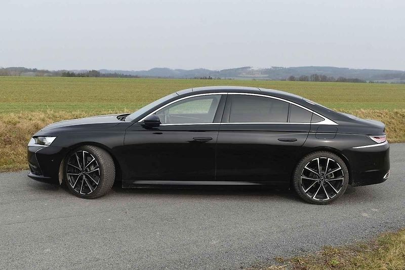 Vlajková loď francouzského automobilového průmyslu se dobře vyjímá v každém prostředí