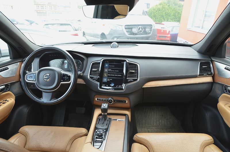 Volvo XC90 (2016) D5 // REZERVOVÁNO // - fotka 23 z 47